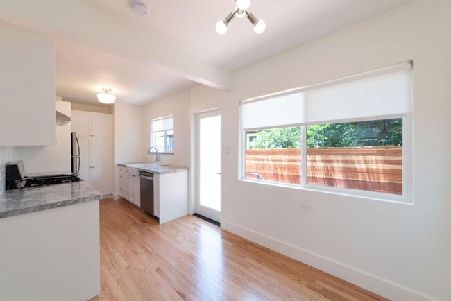 Foto del edificio - Spacious & Updated 1 Bed 1 Bath in the Heart of Echo Park - Parking & Laundry