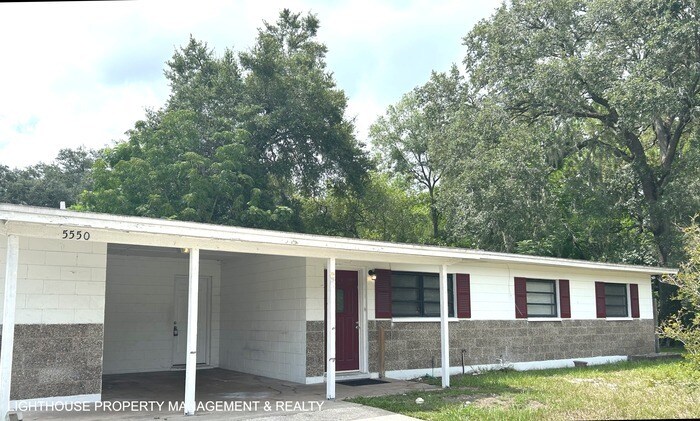 Foto principal - Spacious 4 Bed/2 Bath Home with HUGE Fence...