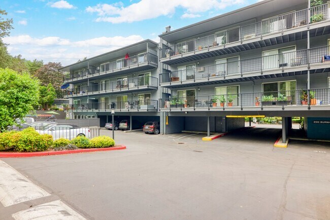 Foto del edificio - STYLISH 2 BED/2 BATHS LAKE OSWEGO CONDO