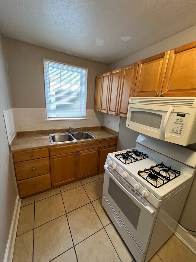 Building Photo - 1 Bed/1 Bath - Unit 5