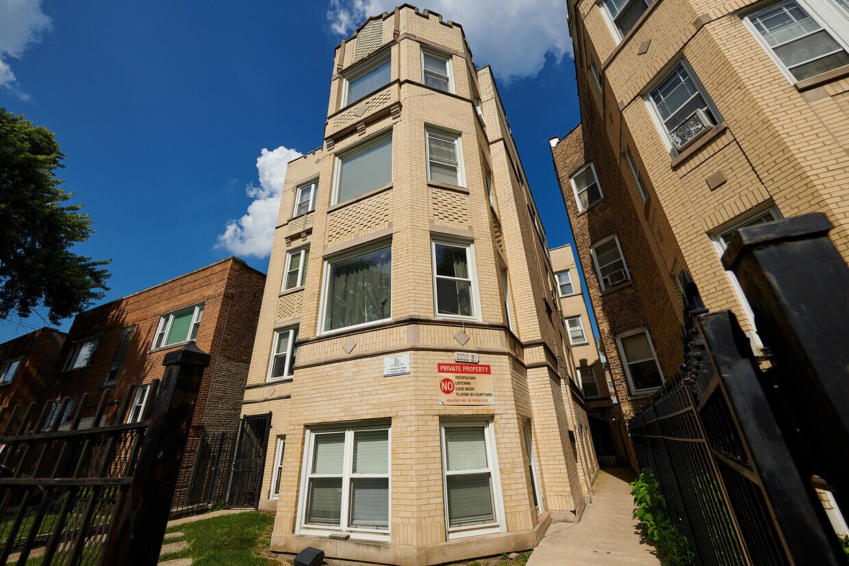 Foto principal - 6333 N Francisco Ave