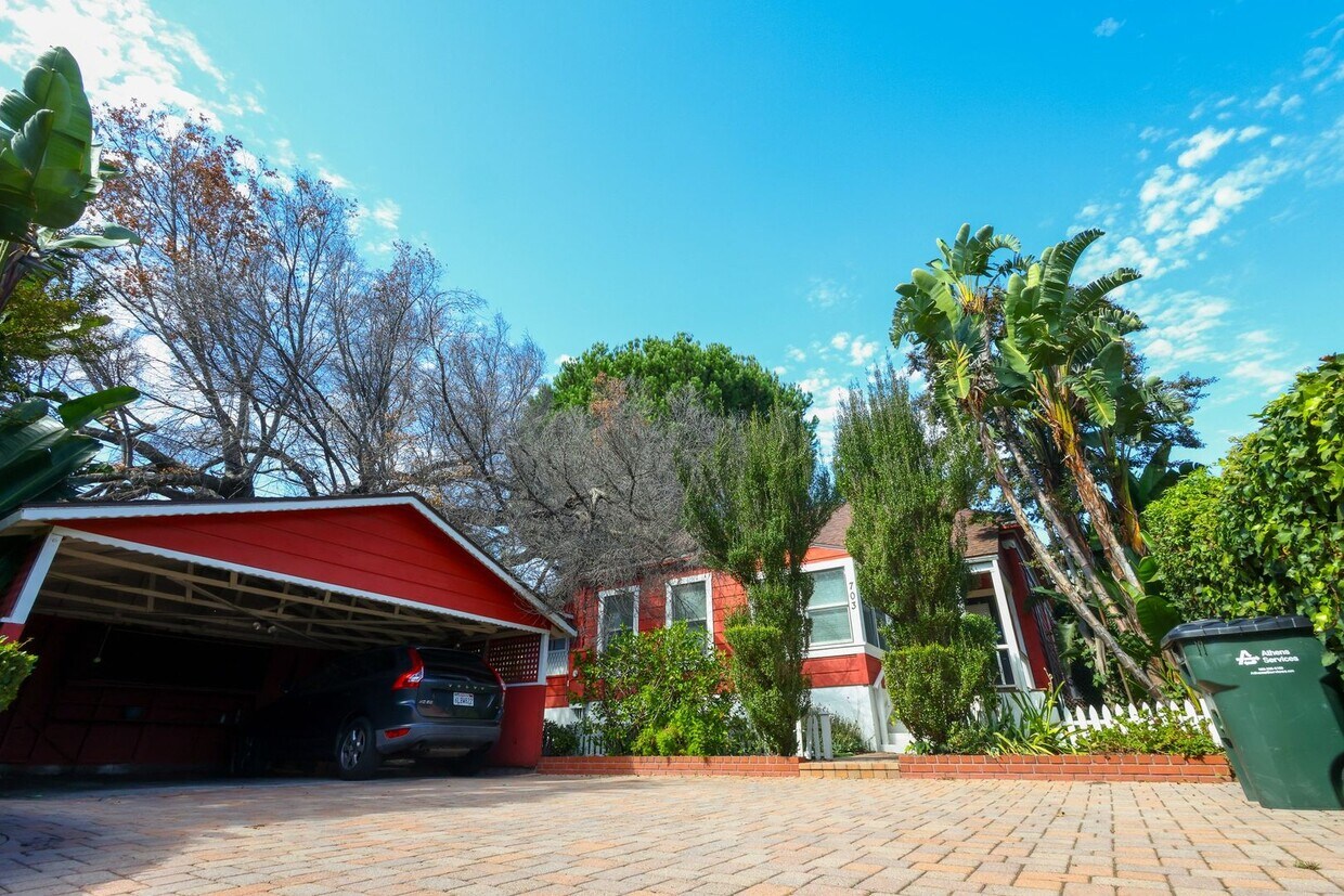 Primary Photo - 703 Manzanita Ave