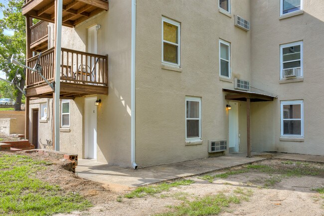Building Photo - 1648 Wycliffe St