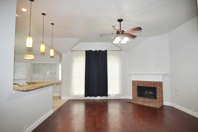Foto del edificio - Lovely 3-bed, 2-bath home in North Fort Wo...