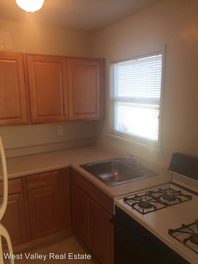 Building Photo - 1 br, 1 bath House - 728 1/2 Kern St #B