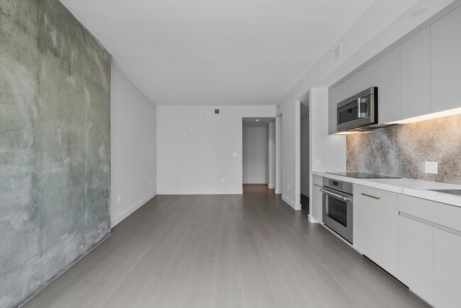 Building Photo - 55 Lagrange St