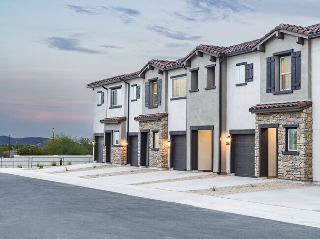 Bienvenido a su nuevo hogar en Aster Ridge, donde el diseño moderno se combina con la belleza del desierto. - Amavi Aster Ridge