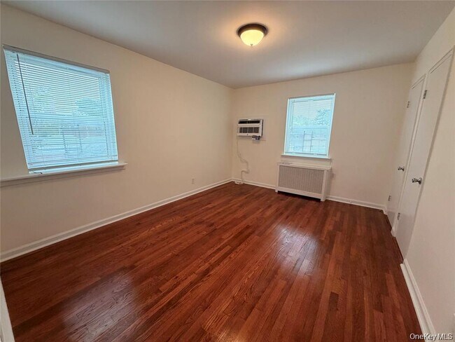 Foto del edificio - 72-31 Little Neck Pkwy