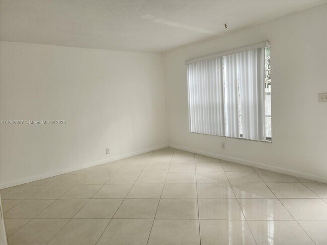 Foto del edificio - 6744 SW 40th St