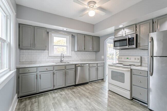 Building Photo - 347 Laurelton Rd