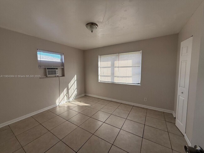 Foto del edificio - 520 W Blue Heron Blvd