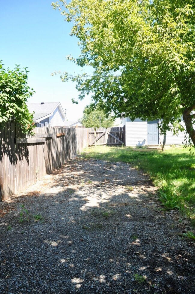 Building Photo - 4 bed 2.5 bath with 2nd living room, A/C &...