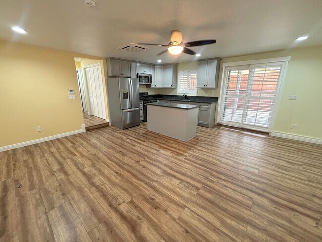 Foto del edificio - Brand new private back house available now in Downey