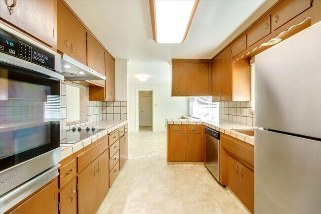 Building Photo - 4 br, 3 bath House - 14445 Springer Avenue