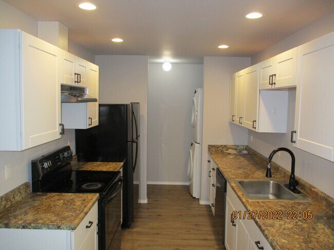 Foto del edificio - Beautifully remodeled 3 bed, 3 bath Duplex