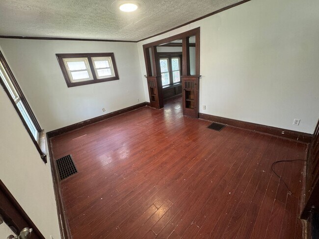Foto del edificio - Move-In Ready Akron Home with Four Bedrooms and Outdoor Space