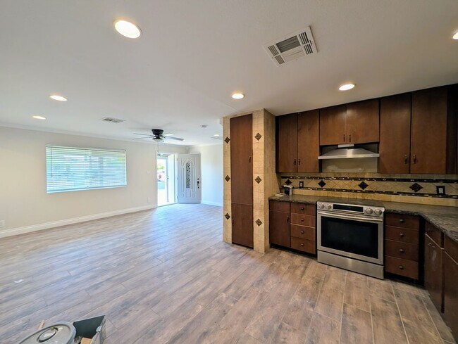 Foto del edificio - 13208 W Tuckey Ln