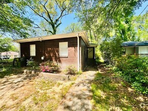 Building Photo - 2125 Larchwood Rd SW