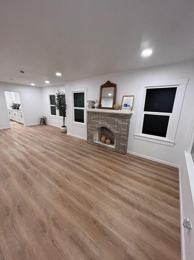 Living Room - 907 S 7th St