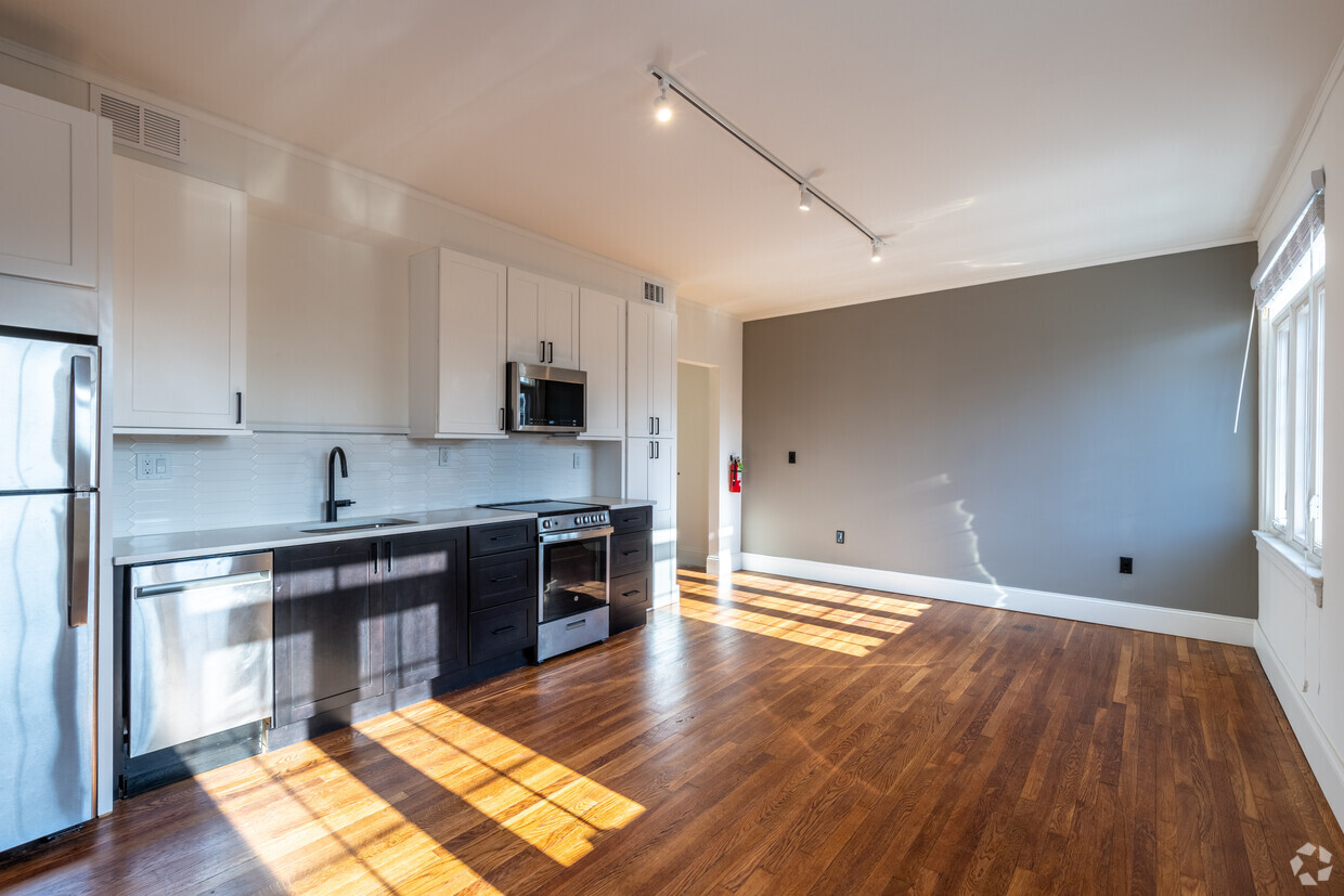 1BR, 1BA - 600SF - 172 Nassau St