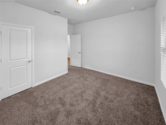 Building Photo - 503 Fox Ridge Dr