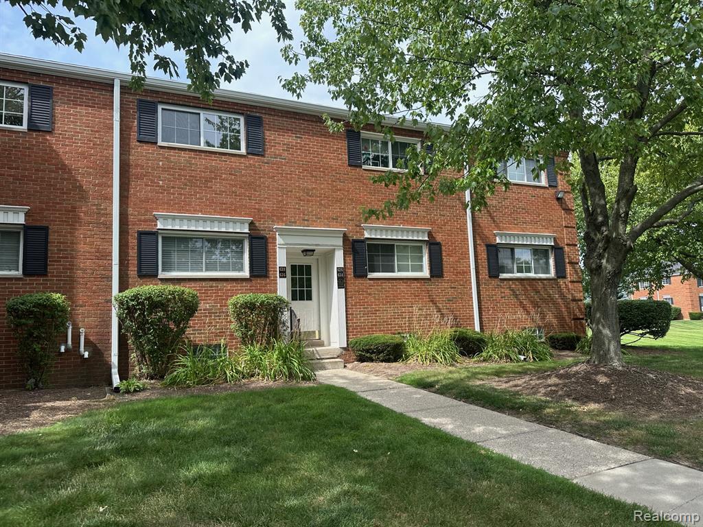 Primary Photo - 628 E Fox Hills Dr