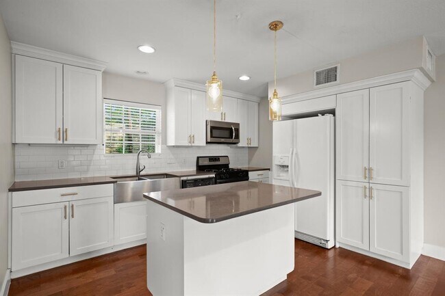 Foto del edificio - 3001 Maplelawn Cir