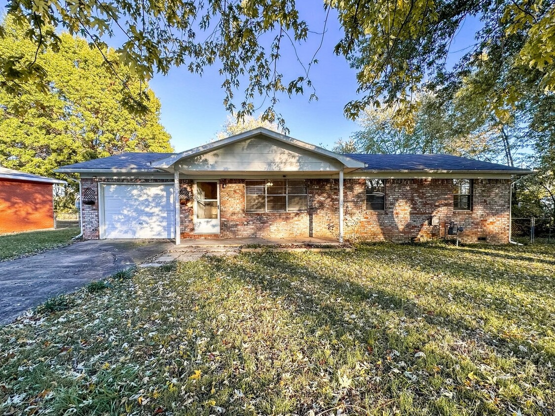 Primary Photo - 3 bed/2 bath HOME w/ Garage! NOW LEASING! ...