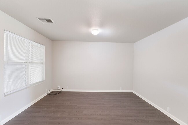 Foto del edificio - Stylish & Spacious 4-Bedroom Home