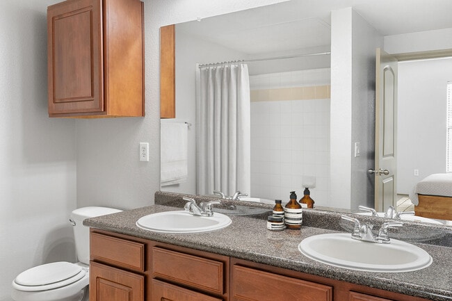 C200580_2B2B_Bath1_VS - Lakeside Villas (Dallas)