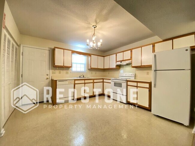 Building Photo - 2 Bedroom 1.5 Bath - Apartment
