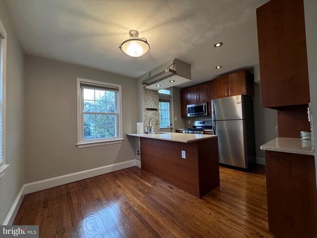 Building Photo - 1600 Princess St