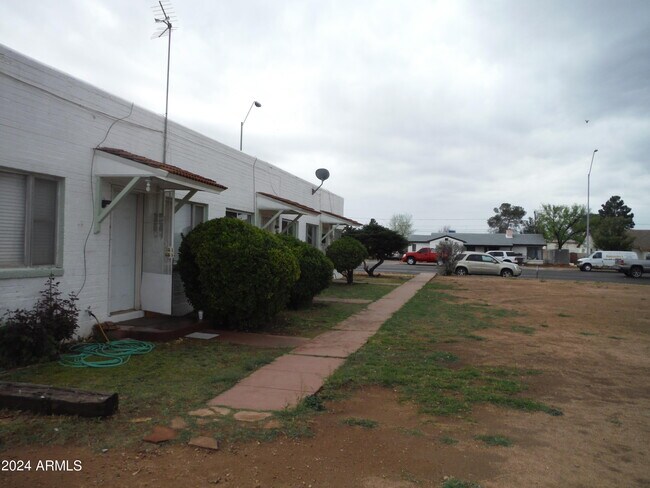 Foto del edificio - 2050 E 10th St