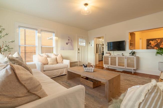 Building Photo - 116 4th Ave N