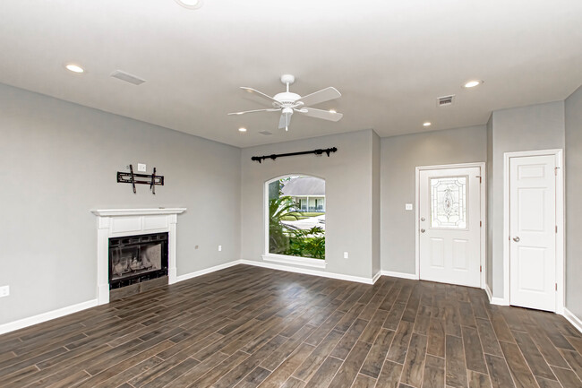 Building Photo - 13333 Parwood Ave