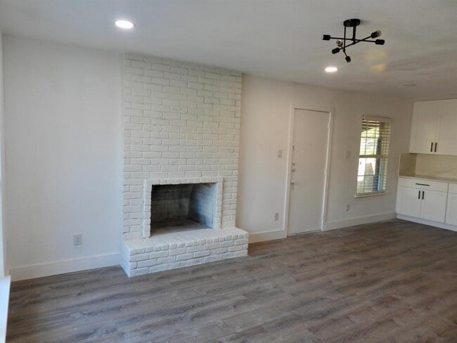 Building Photo - 1619 Rutland Dr