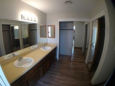 Building Photo - Bakersfield great an wonderful home