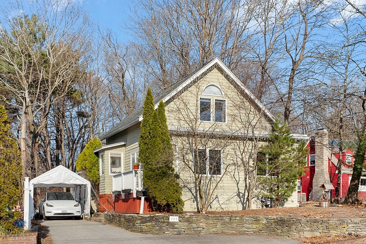 Primary Photo - 209 W Plain St