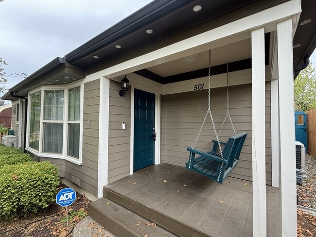 Building Photo - 501 NE Broadway St