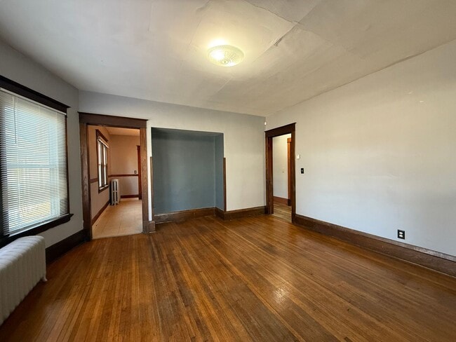 Building Photo - 950 Arkwright St N