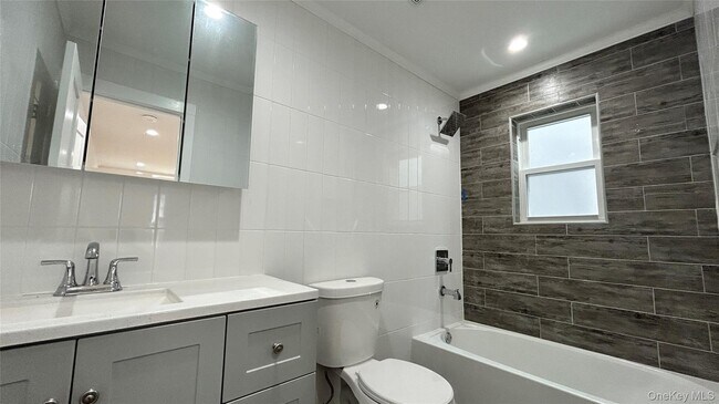 Foto del edificio - 69-31 Burchell Ave