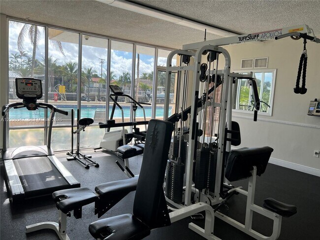 Foto del edificio - 2350 NE 135th St