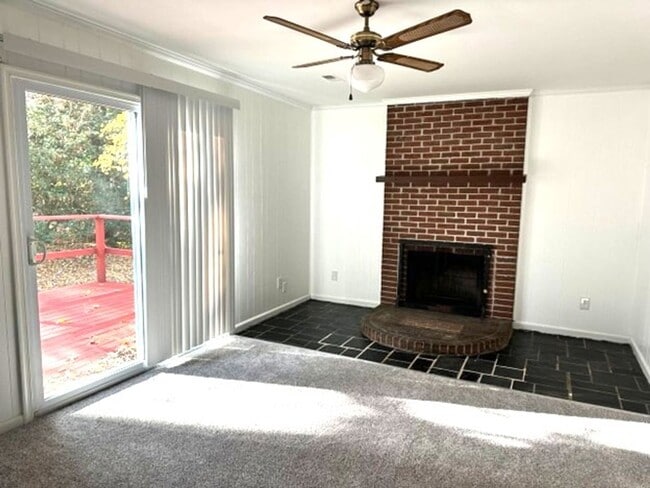 Building Photo - 4 bedrooms and 1.5 bathrooms-Skimino Hills