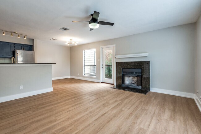 Foto del edificio - 3022 Forest Ln