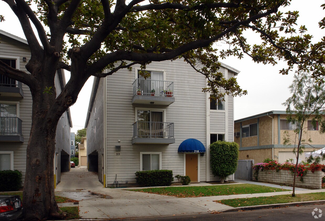 Primary Photo - 216-218 Virginia St