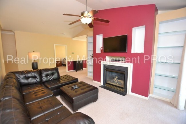Building Photo - Rarely Available Top Floor Condo!