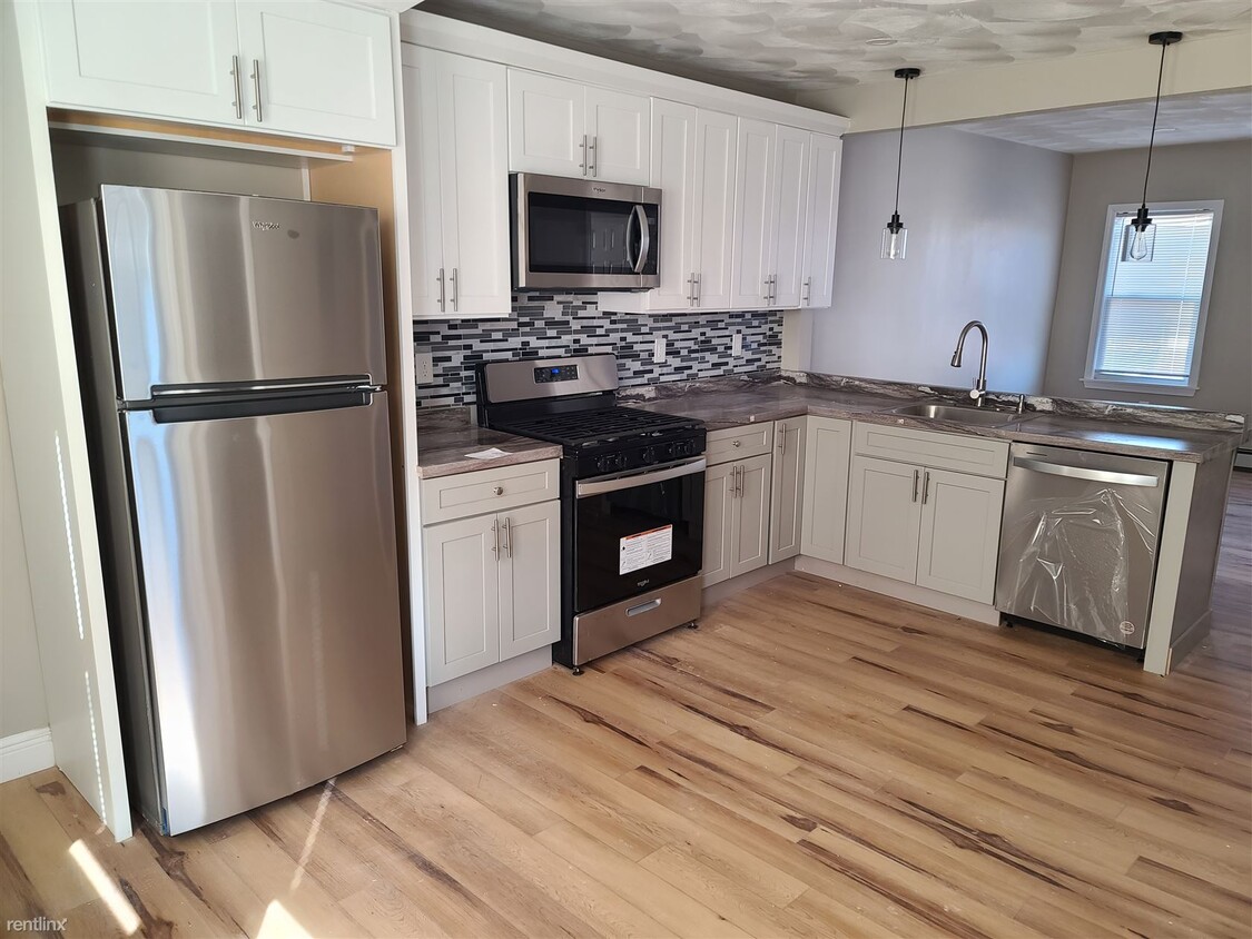 Building Photo - 1 br, 1 bath Townhome - 15 Mowry Street 1F