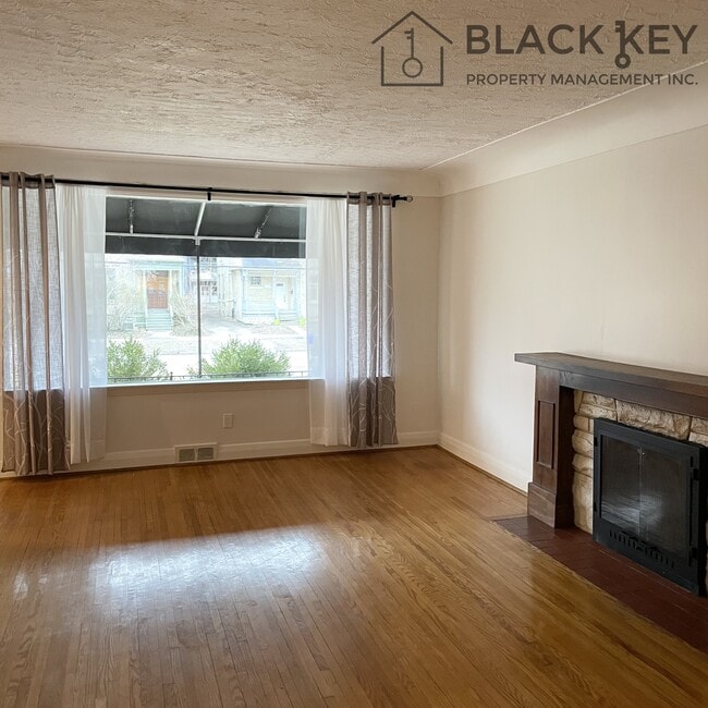 Building Photo - 564 Queens Ave