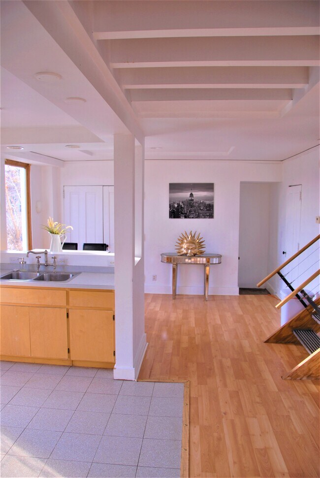 Entrada en la primera planta, cocina a la izquierda, comedor a la derecha. - 303 Ridgewood Ave