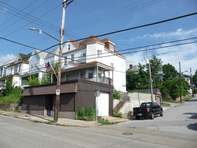 Building Photo - 546 Greenfield Ave